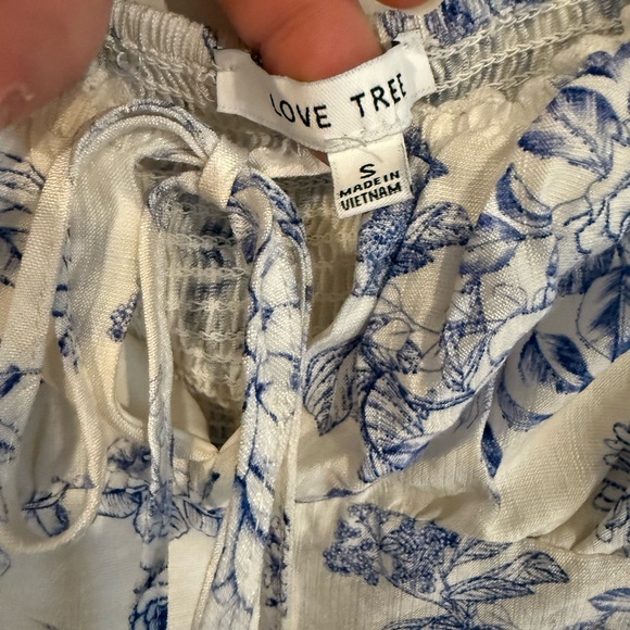 Love Tree Blue and White Floral Blouse - Picture 2 of 3